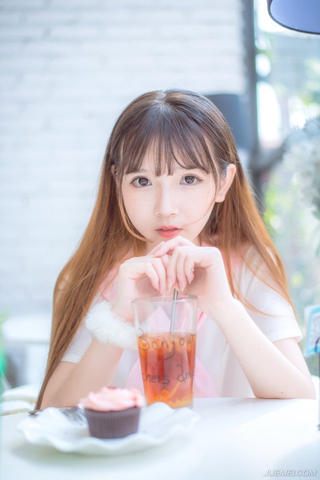 “岳父病了？要不我陪夫人去一趟？”刘璝有些讶然道。